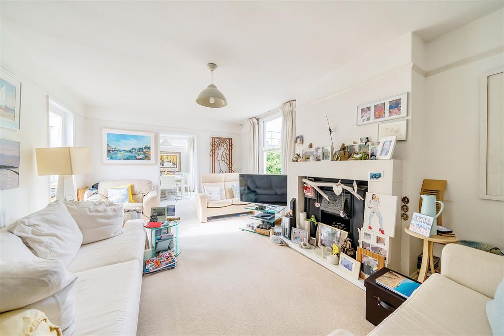 Property photo 2 of 18 Sitting Room