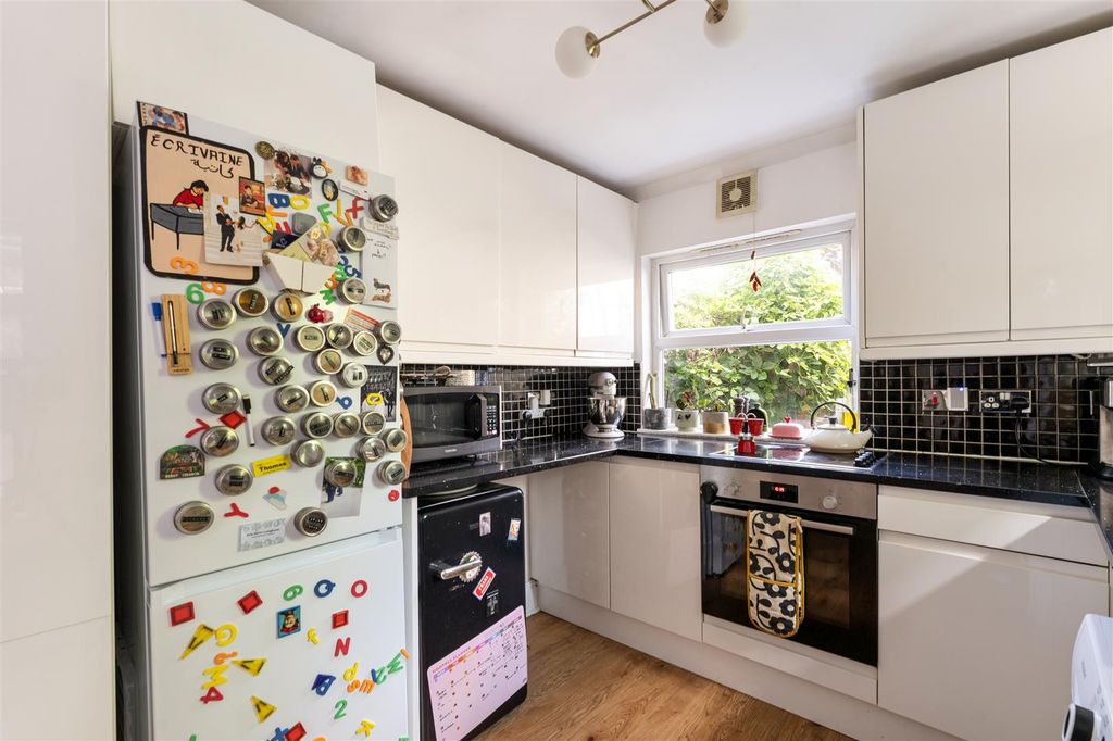 Property photo 3 of 30 Shacklewell Lane, E8