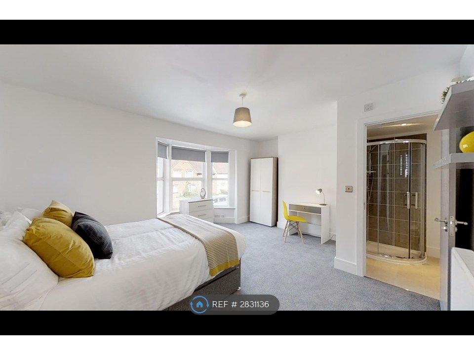 Property photo 1 of 9 Large En-Suite Double