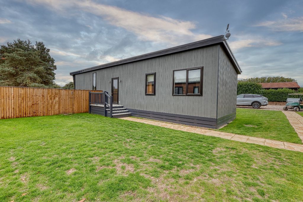 Property photo 1 of 16 Frontal