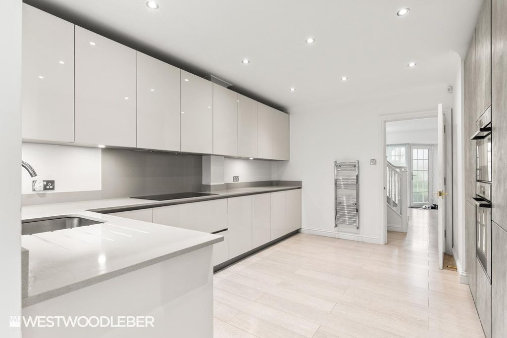 Property photo 2 of 40 Broxbourneburymews_24.Jpg