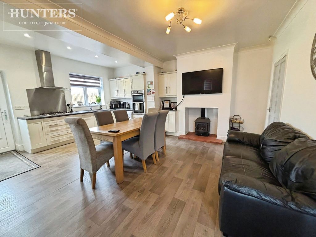 Property photo 2 of 15 Pbox-Living_Room-336897.Jpeg