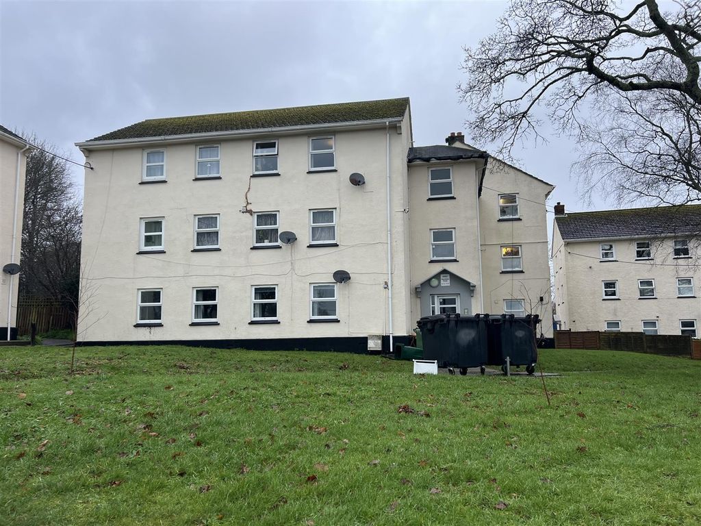 Property photo 1 of 8 Building