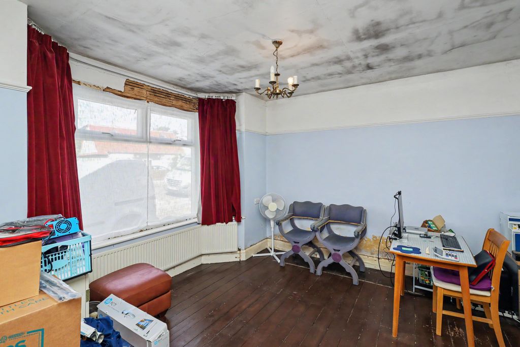 Property photo 2 of 23 10 Brooklyn Avenue, Loughton, Essex Ig10 1Bl