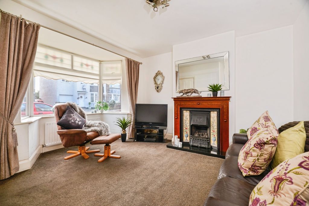 Property photo 2 of 16 Front Reception