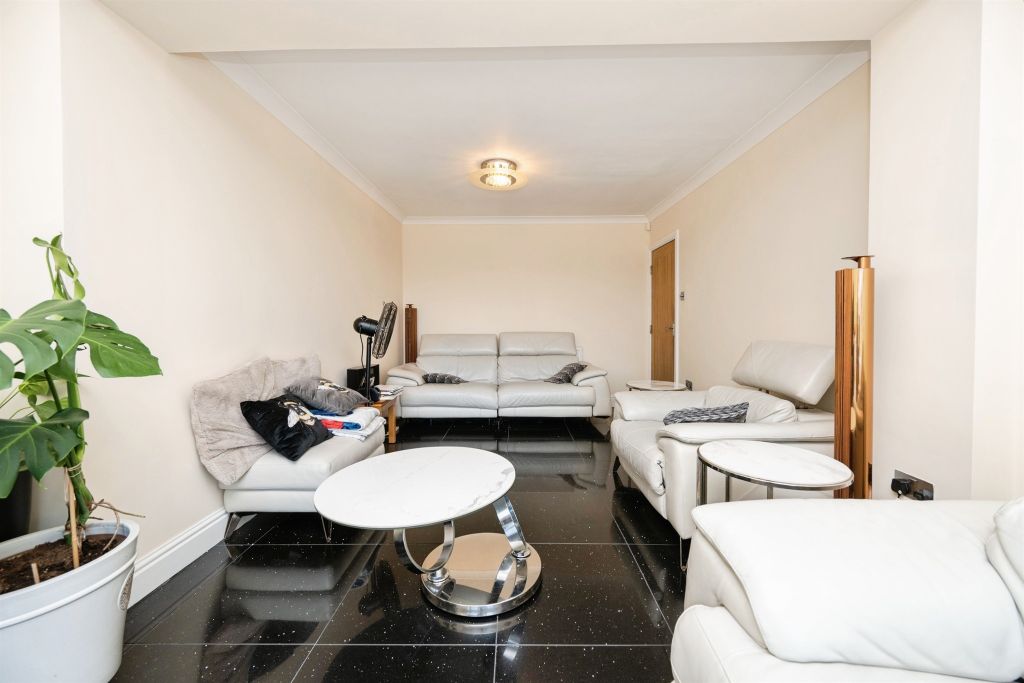 5 bed detached house for saleWolverhampton Road, Oldbury B68 photo 4