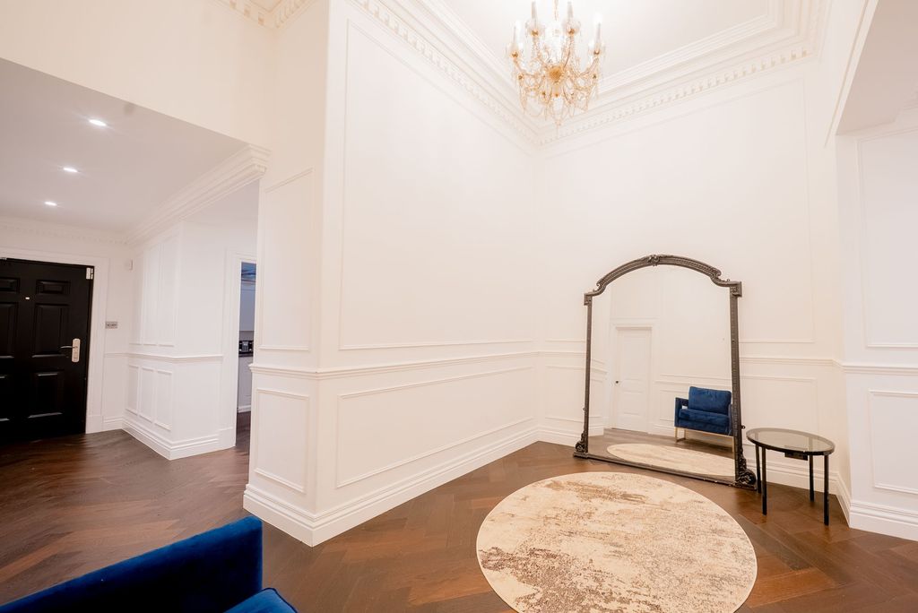 Property photo 2 of 12 Entrance Hall