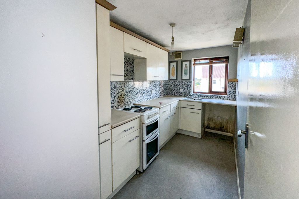 Property photo 3 of 10 16 Loughman Close, Kingswood, Bristol, Bs15 4Bz