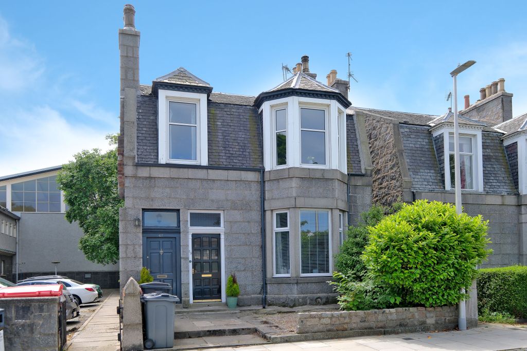 Property photo 1 of 31