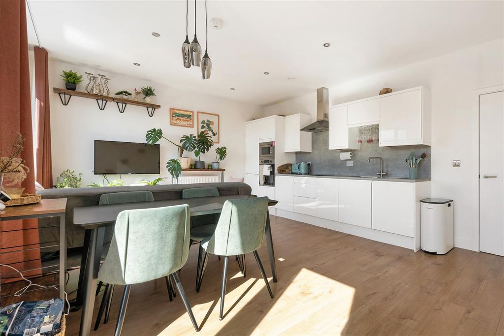 Property photo 3 of 20 Atherton Mews, E7