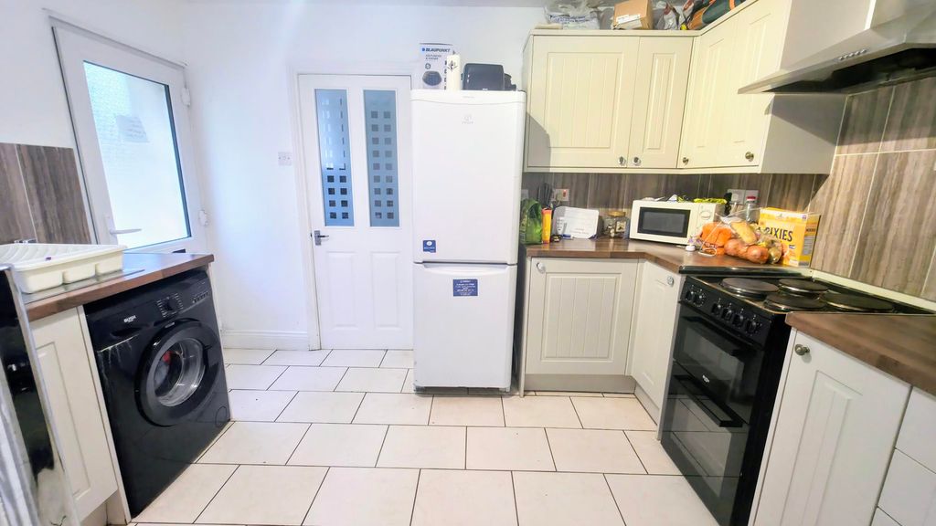 Property photo 2 of 12 Kitchen