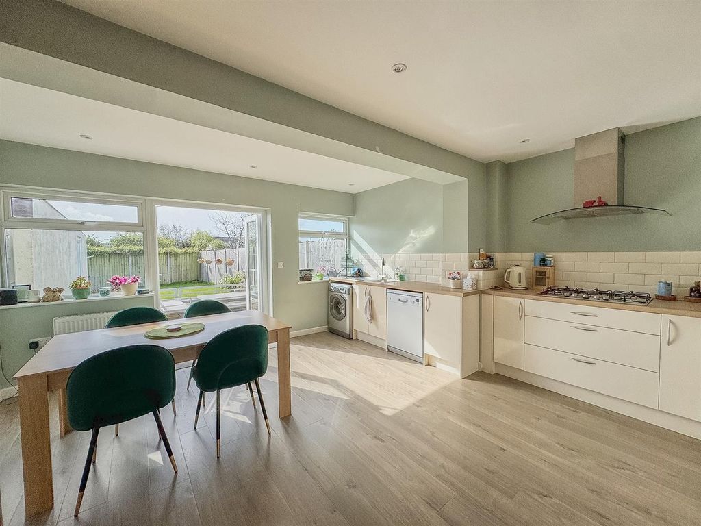 Property photo 3 of 17 Kitchen / Diner