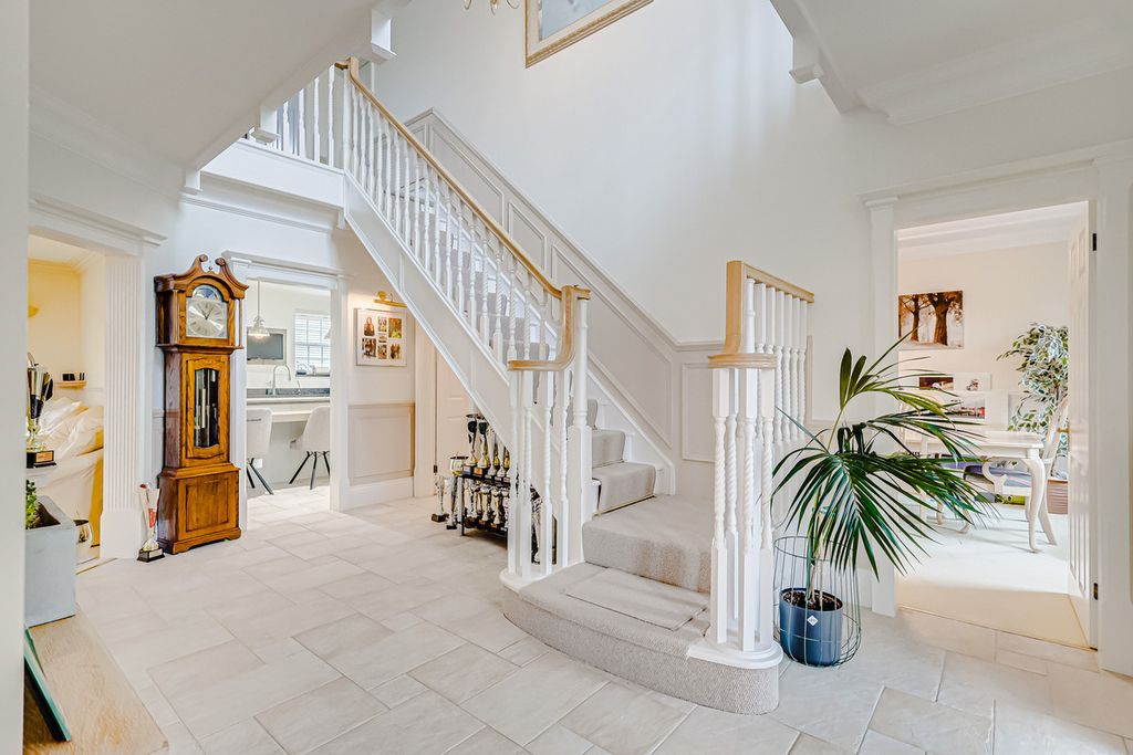 Property photo 2 of 43