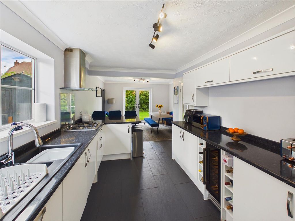 Property photo 2 of 18 Living Kitchen