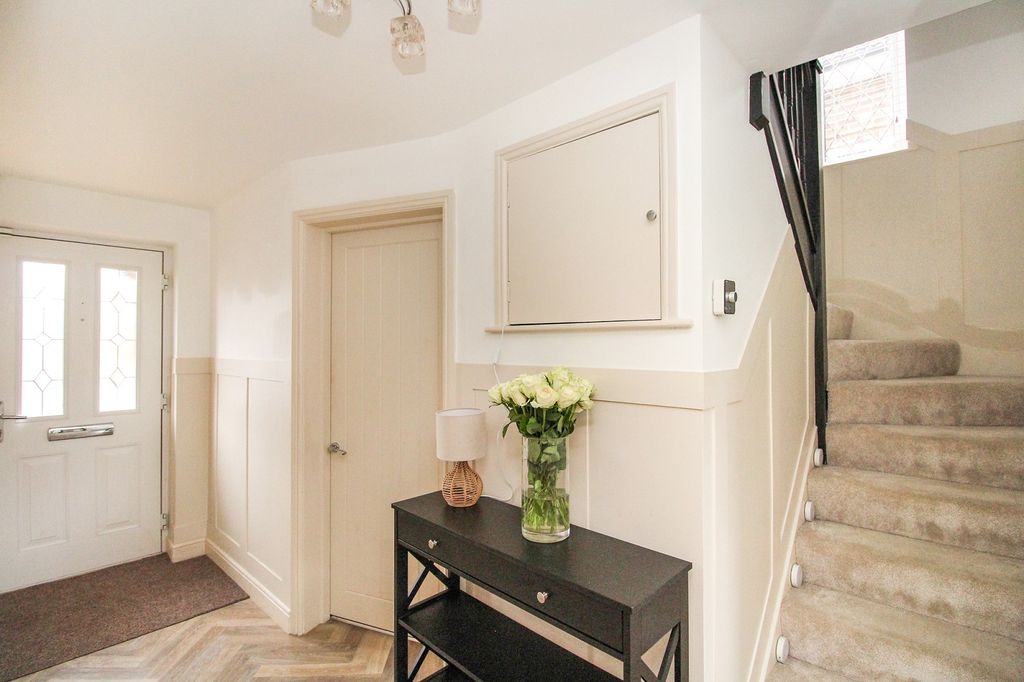 Property photo 2 of 14 Entrance Hall