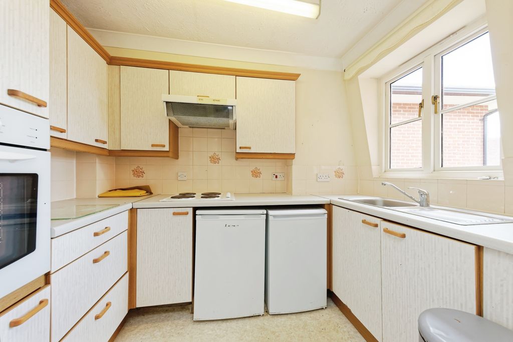 Property photo 3 of 10 Kitchen