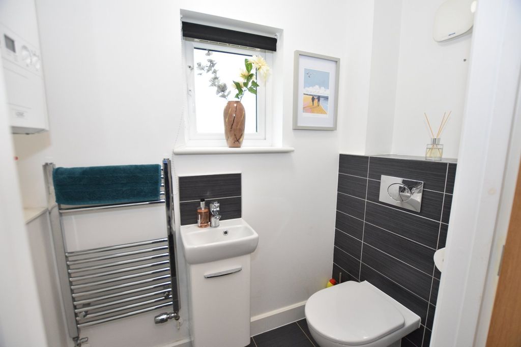 Property photo 3 of 18 Cloakroom
