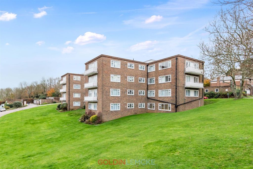 Property photo 1 of 12 Woodland Court