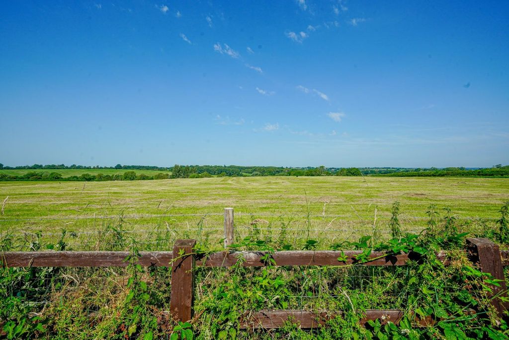 Property photo 2 of 32