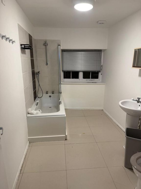 Property photo 1 of 9 Bathroom