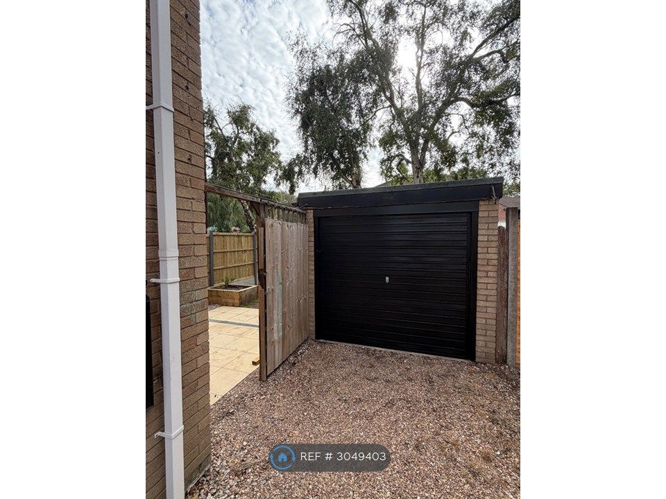 Property photo 3 of 17 Garage