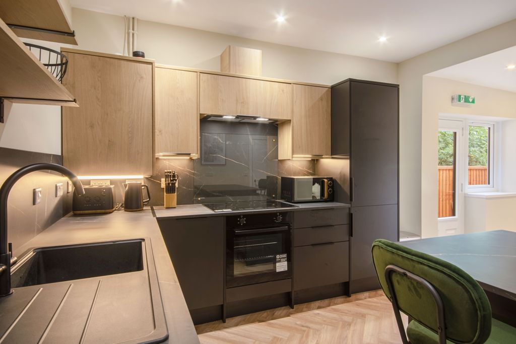 Property photo 2 of 10 Kitchen 2