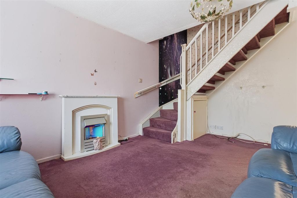 Property photo 2 of 16 Pilgrims Terrace, 10-05.Jpg