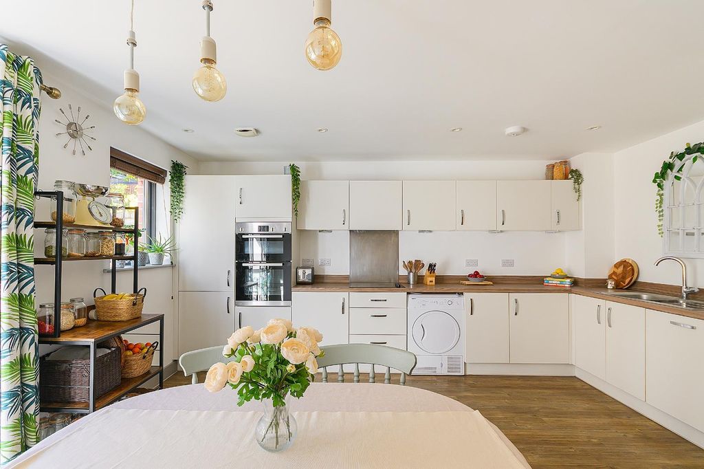 Property photo 1 of 43 2P6W6AV - Kitchen Diner F.Jpg