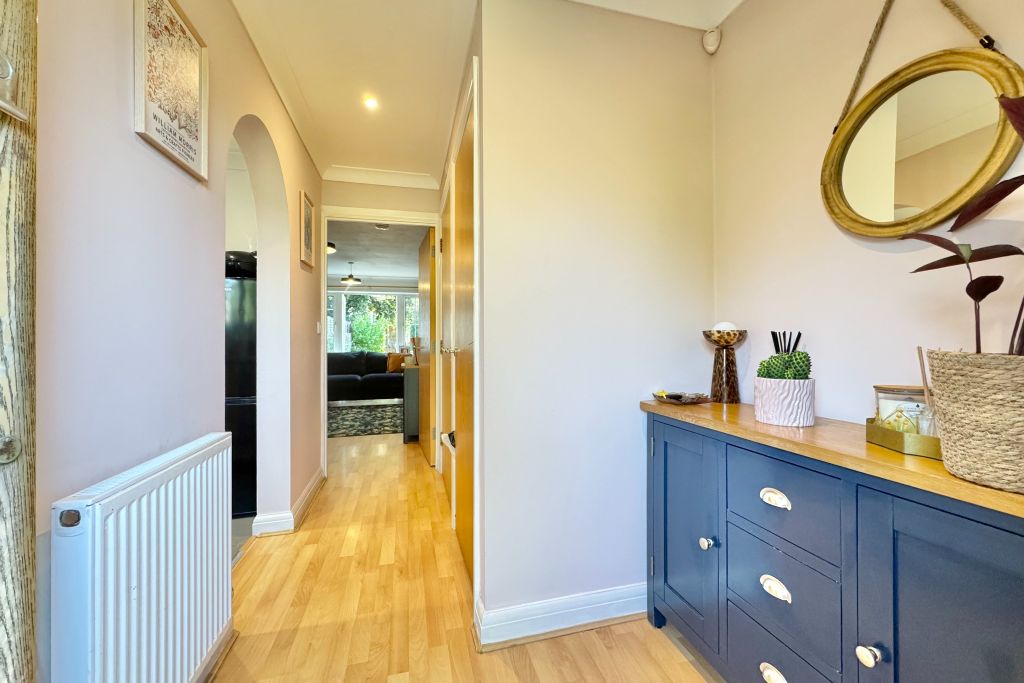 Property photo 3 of 14 Entrance Hall