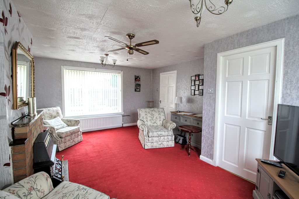 Property photo 3 of 13 Lounge