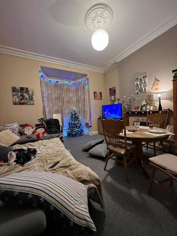 Property photo 3 of 12 Flat 1 122 Living Room