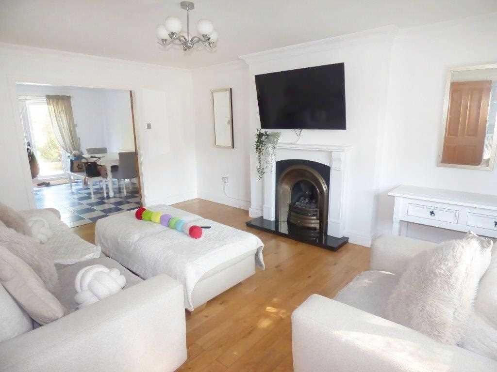 Property photo 3 of 24 Lounge