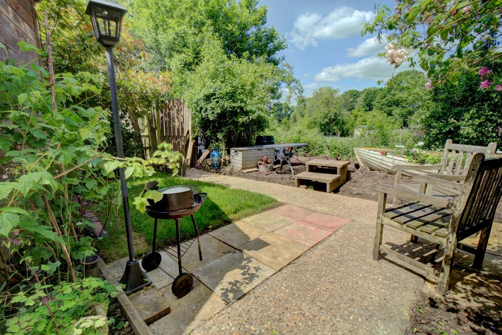 Property photo 2 of 17 Garden 2