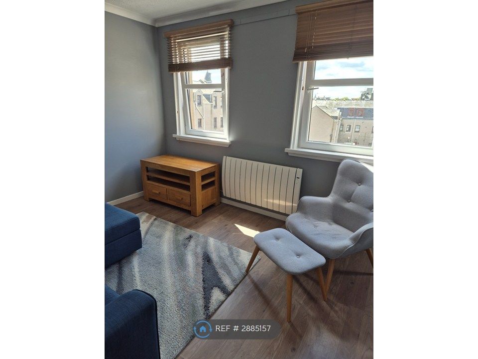 Property photo 3 of 7 Large Front Room With Dinning/Desk Area