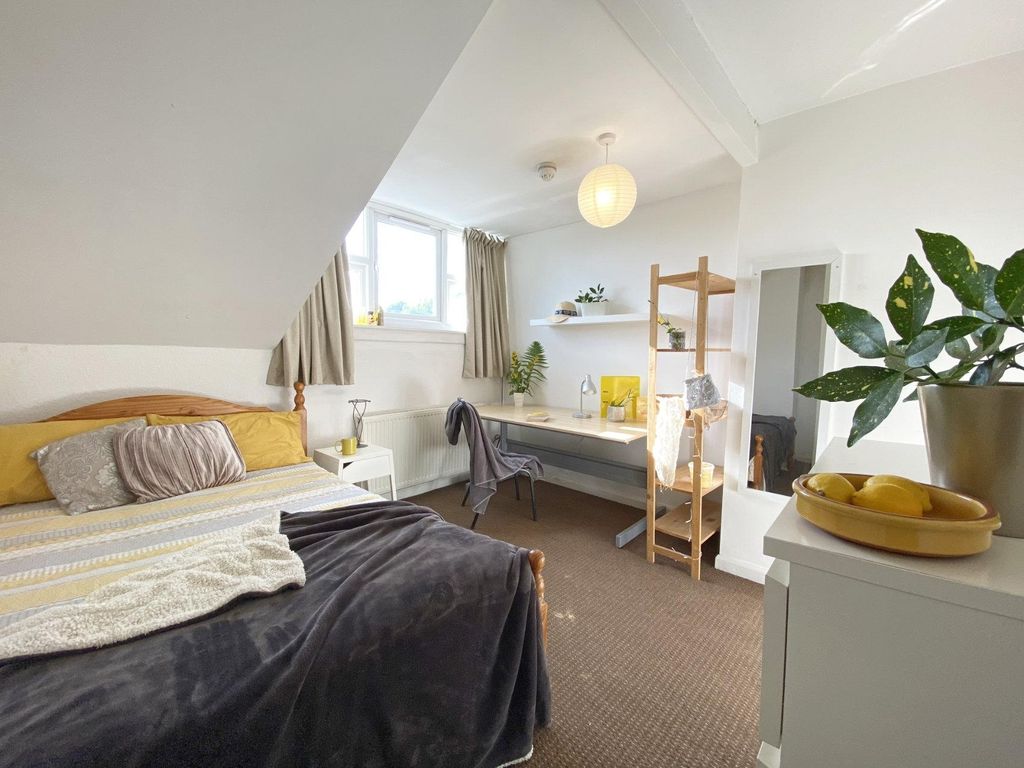 Property photo 1 of 13 Bright, Neatly Styled Double Bedroom With A Comfor...