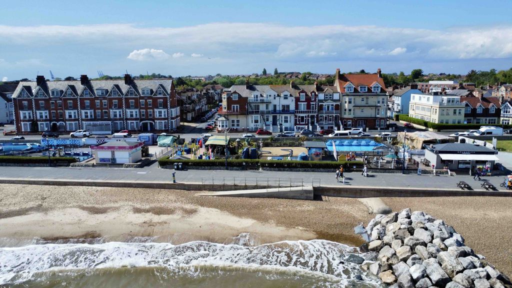 Property photo 1 of 41 6 Bedroom Town House For Sale - Felixstowe - Wainwrights