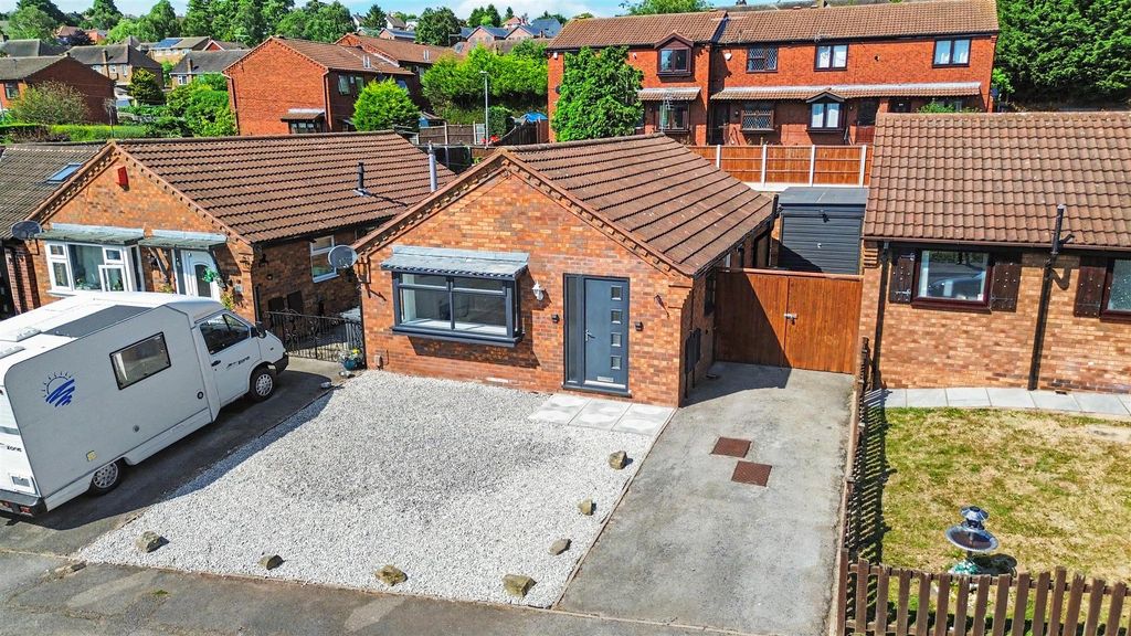 Property photo 1 of 18 Swallow Gardens Carlton Nottingham, Ng4 1Nr