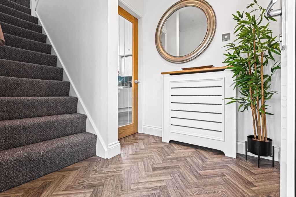 Property photo 2 of 18 Entrance Hall
