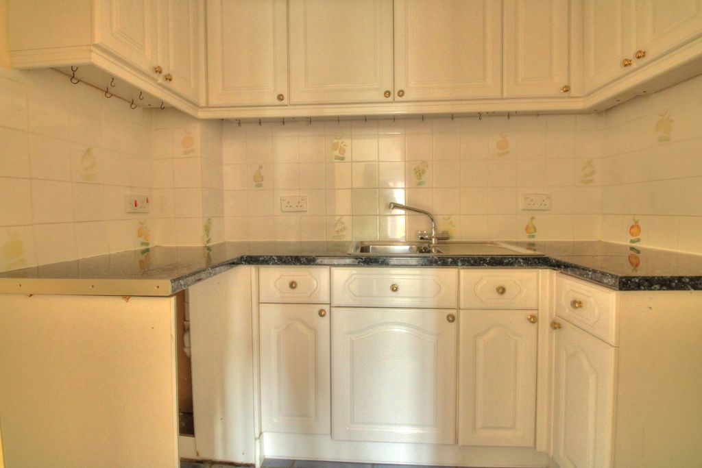 Property photo 2 of 9 Fitted Kitchen