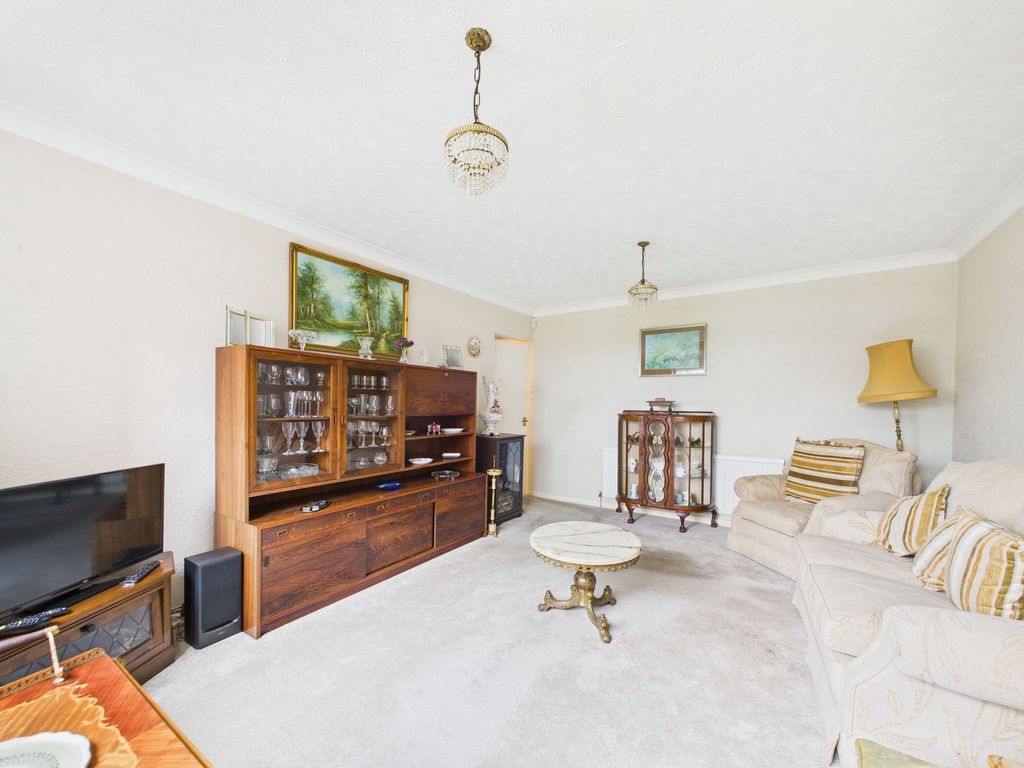 Property photo 3 of 15 Lounge