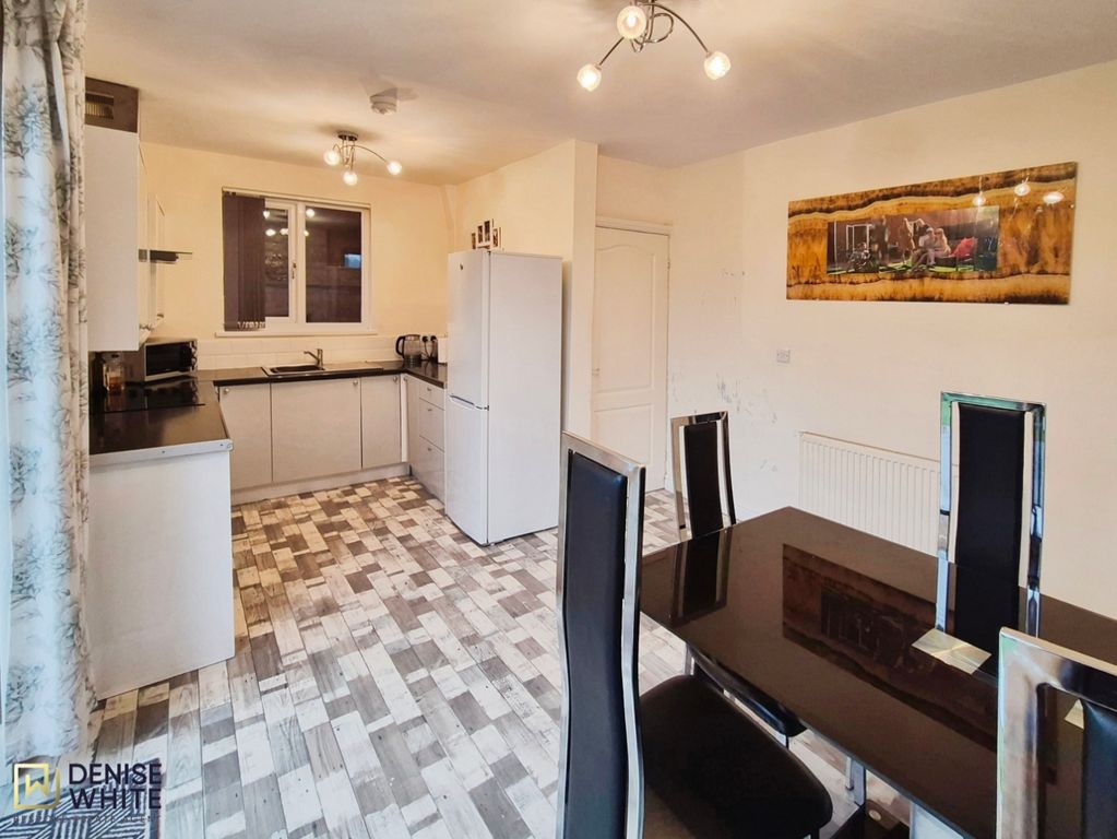 Property photo 3 of 25 Kitchen