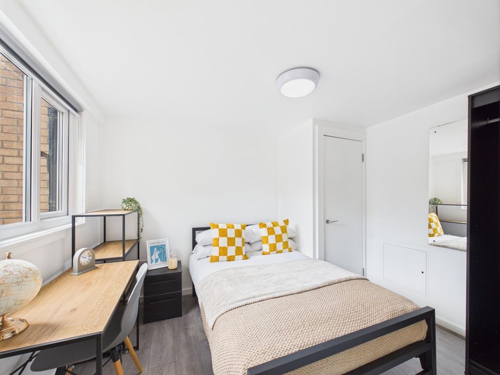 Property photo 2 of 4 Bright, Clean Double Bedroom With A Comfortable Do...