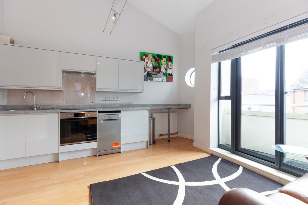 Property photo 3 of 8 Kitchen