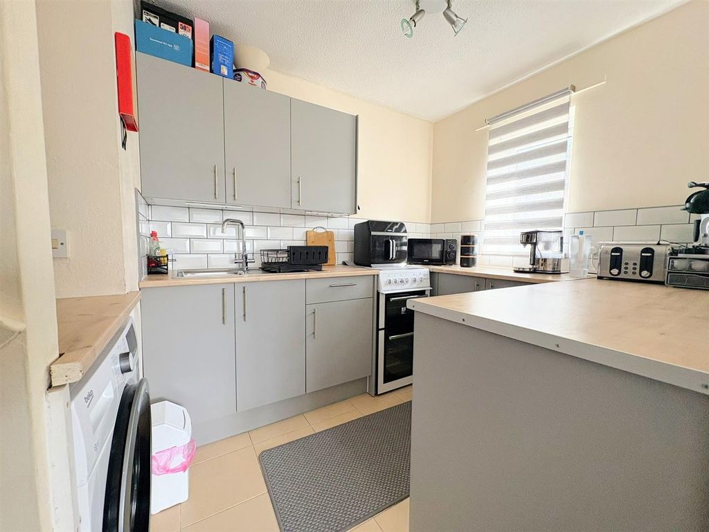 Property photo 3 of 9 Kitchen