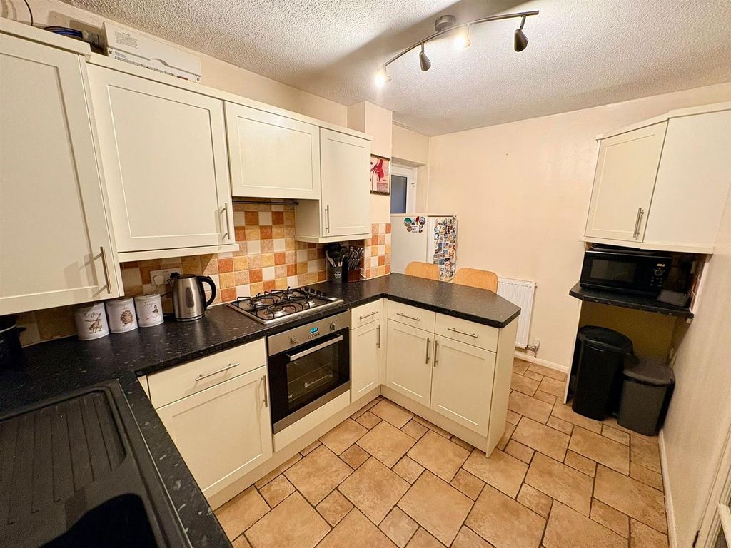 Property photo 2 of 11 Kitchen