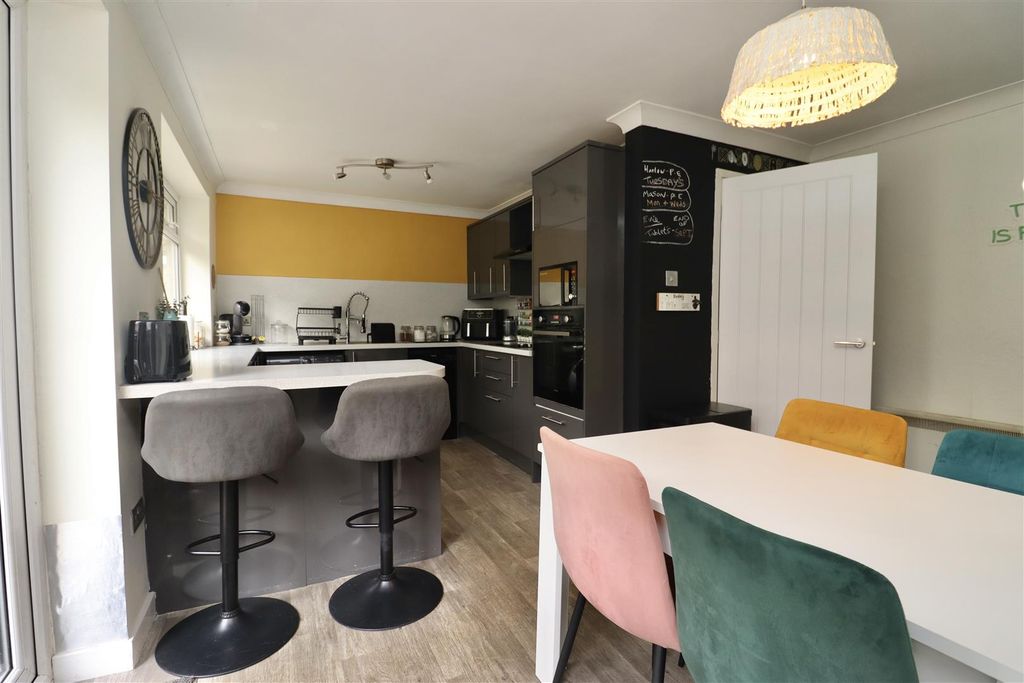 Property photo 3 of 16 Dining Kitchen