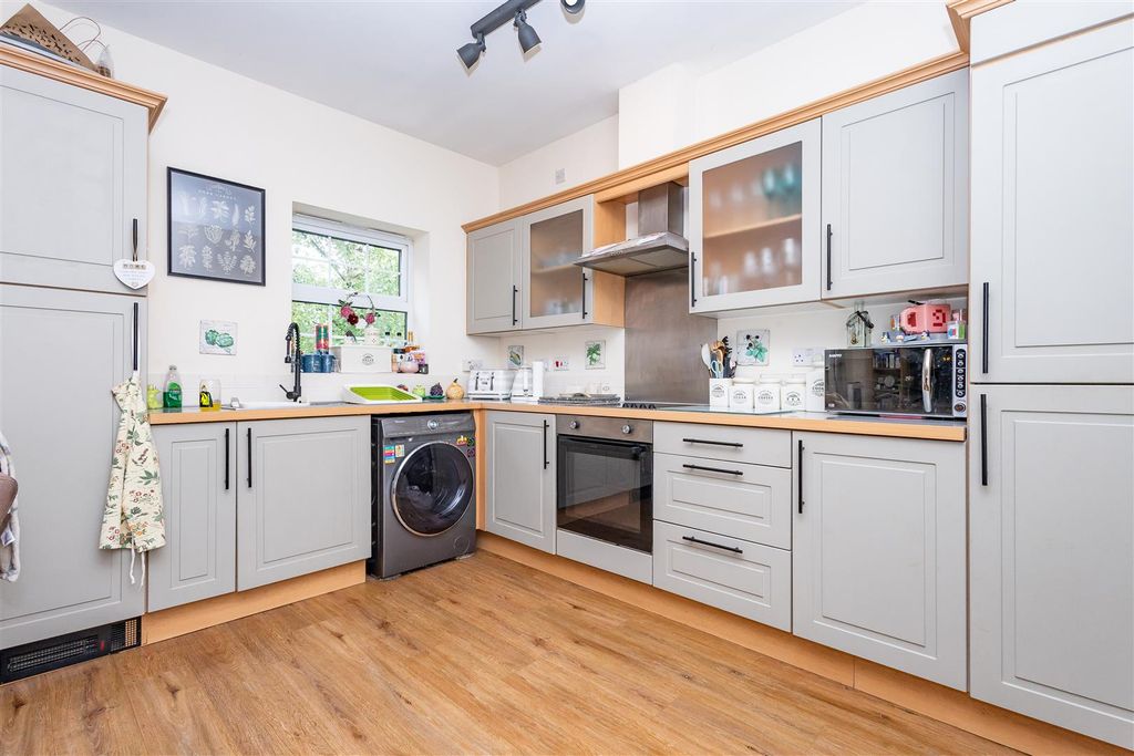 Property photo 2 of 10 Kitchen/Lounge