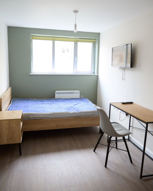Property photo 3 of 5 A Bright And Tidy Double Bedroom Featuring Ample N...