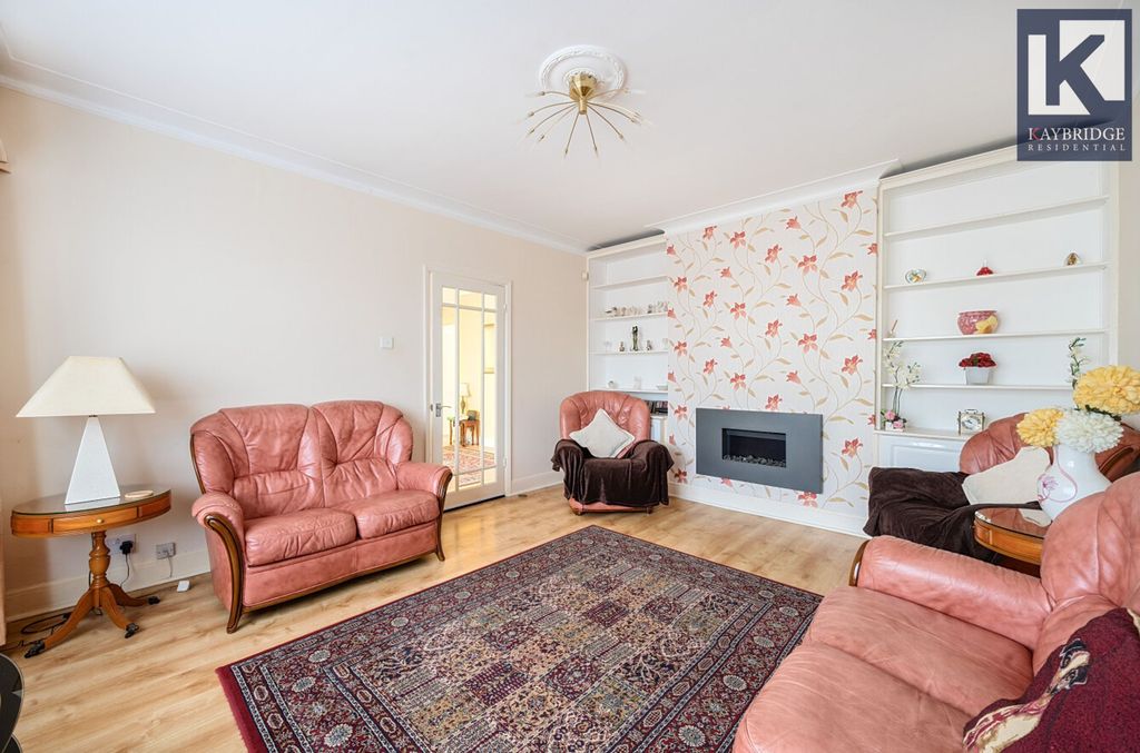 Property photo 3 of 14 Mavis Avenue, Epsom