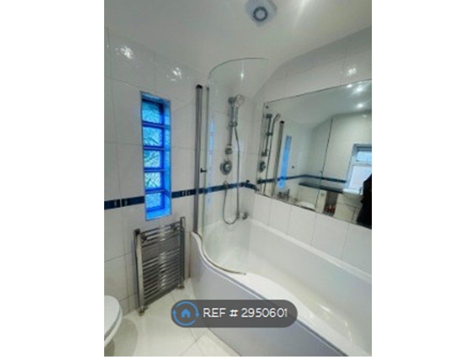 Property photo 3 of 19 Bathroom